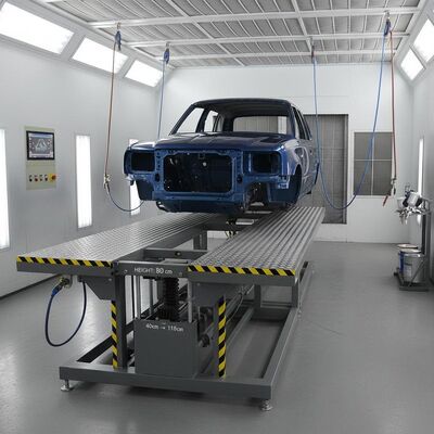 Automatische Lackierhalle mit verstellbarer Bankhöhe 40cm bis 118cm 300mm Stahlkonstruktionsbasis und Schneider-Kontrollkomponenten